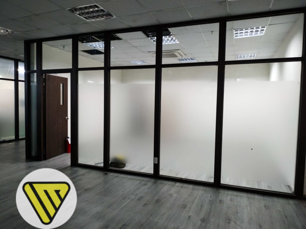Thi công decal mờ dán kính BÌnh Dương cho công ty Đại Nam