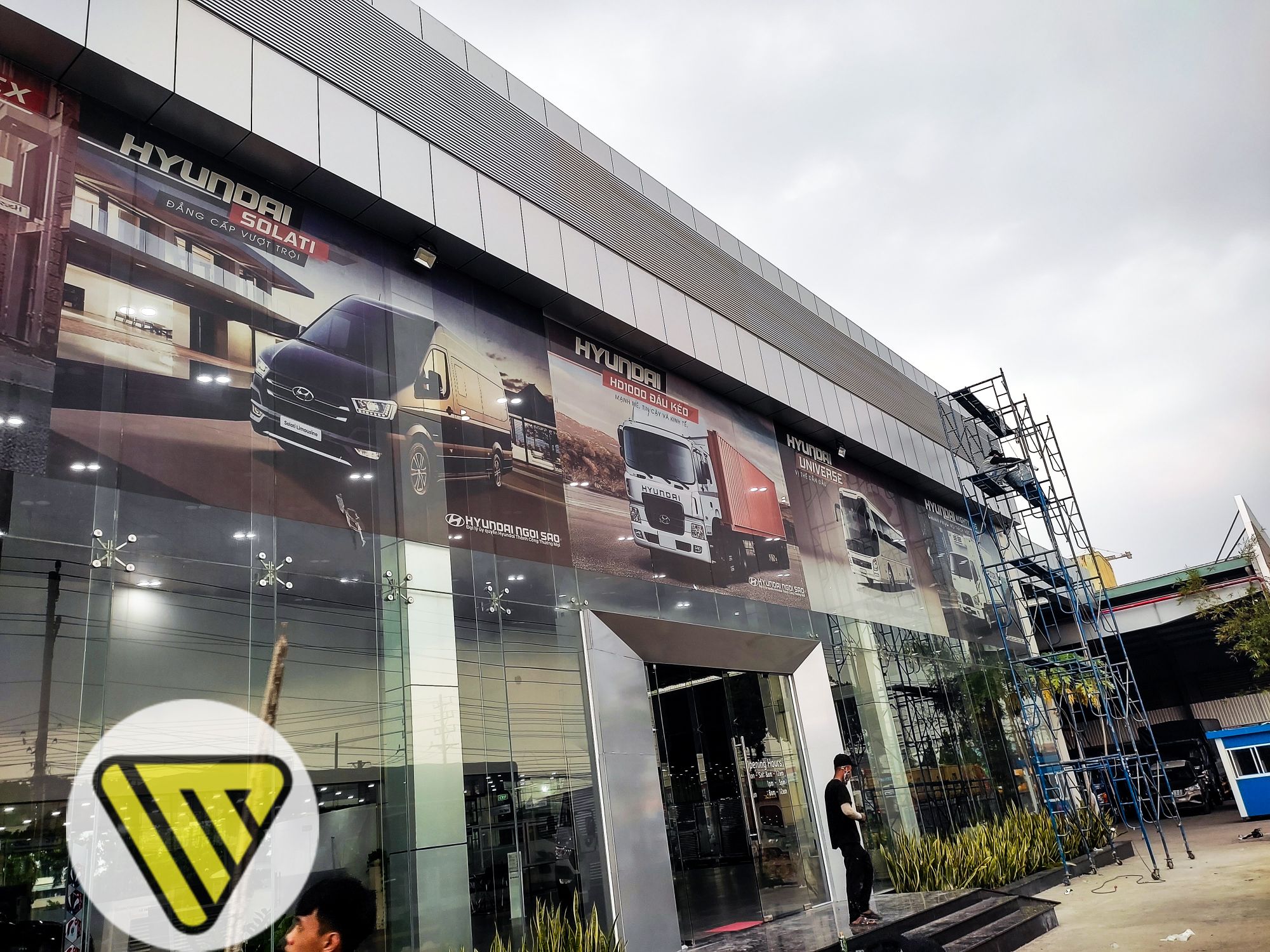 Thi công dán Decal lưới Showroom