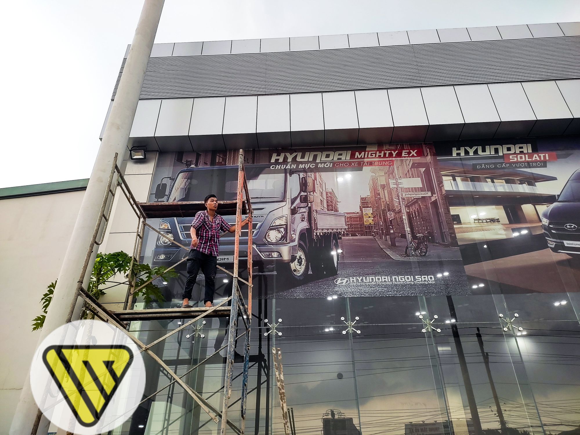 Thi công decal lưới dán kính Showroom Huyndai tại Bình Dương