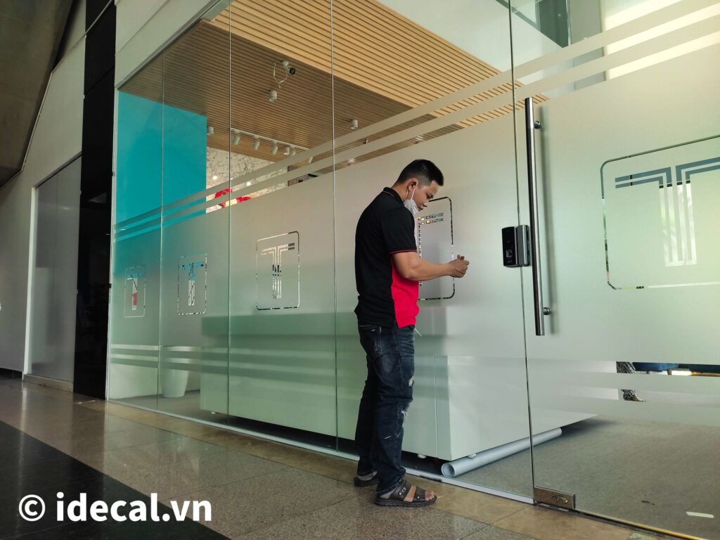Thi công decal dán kính quận 1 văn phòng công ty Thủ Thiêm Land