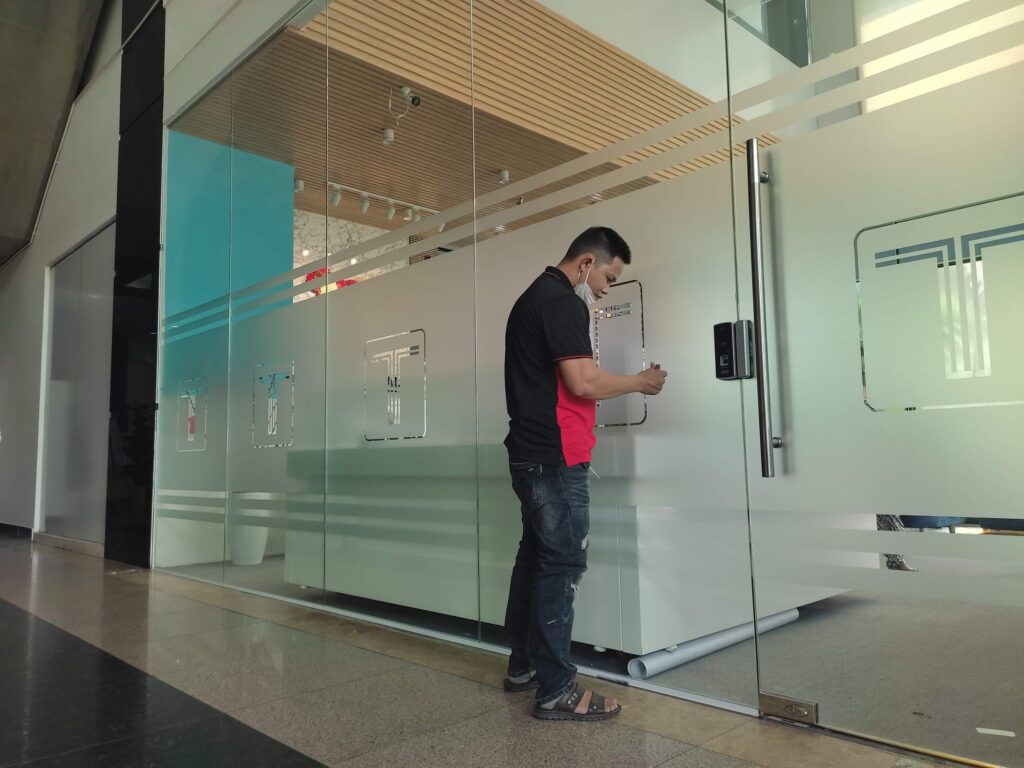 Giới thiệu về công ty thi công Decal dán kính chuyên nghiệp Giới thiệu về công ty thi công Decal dán kính TPHCM và Bình Dương chuyên nghiệp