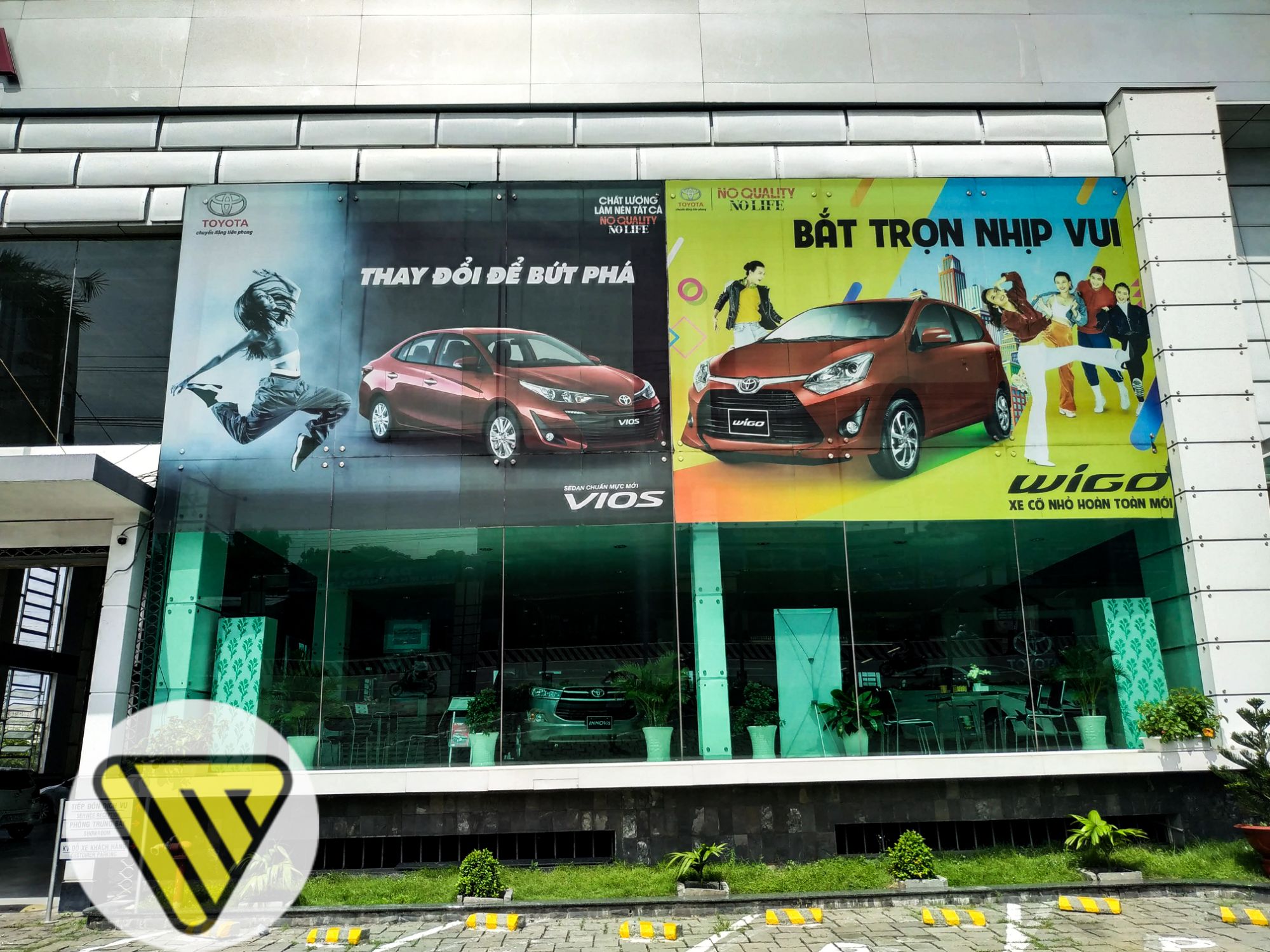 Thi công Decal lưới dán kính chương trình giới thiệu xe mới tại TOYATA Bình Dương