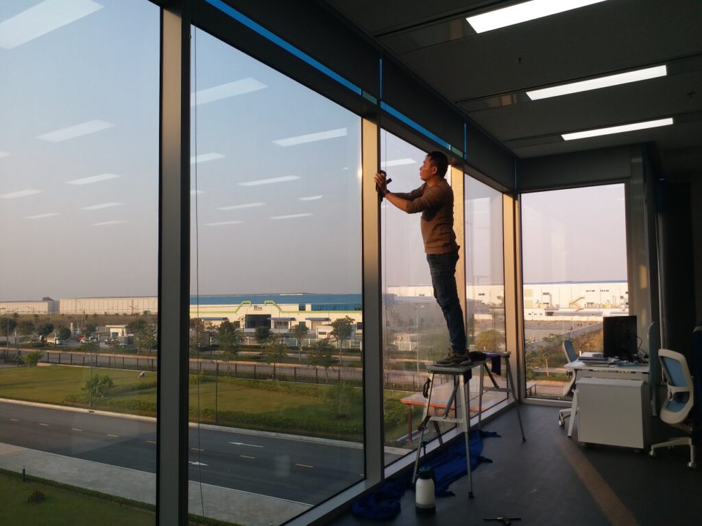 Thi công dán phim cách nhiệt nhà xưởng Thi công dán Decal cách nhiệt chống nắng