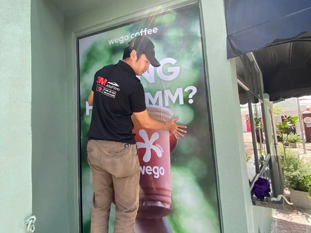 Thi công decal lưới dán kính chuyên nghiệp Thi công Decal dán kính cho thương hiệu WEGO