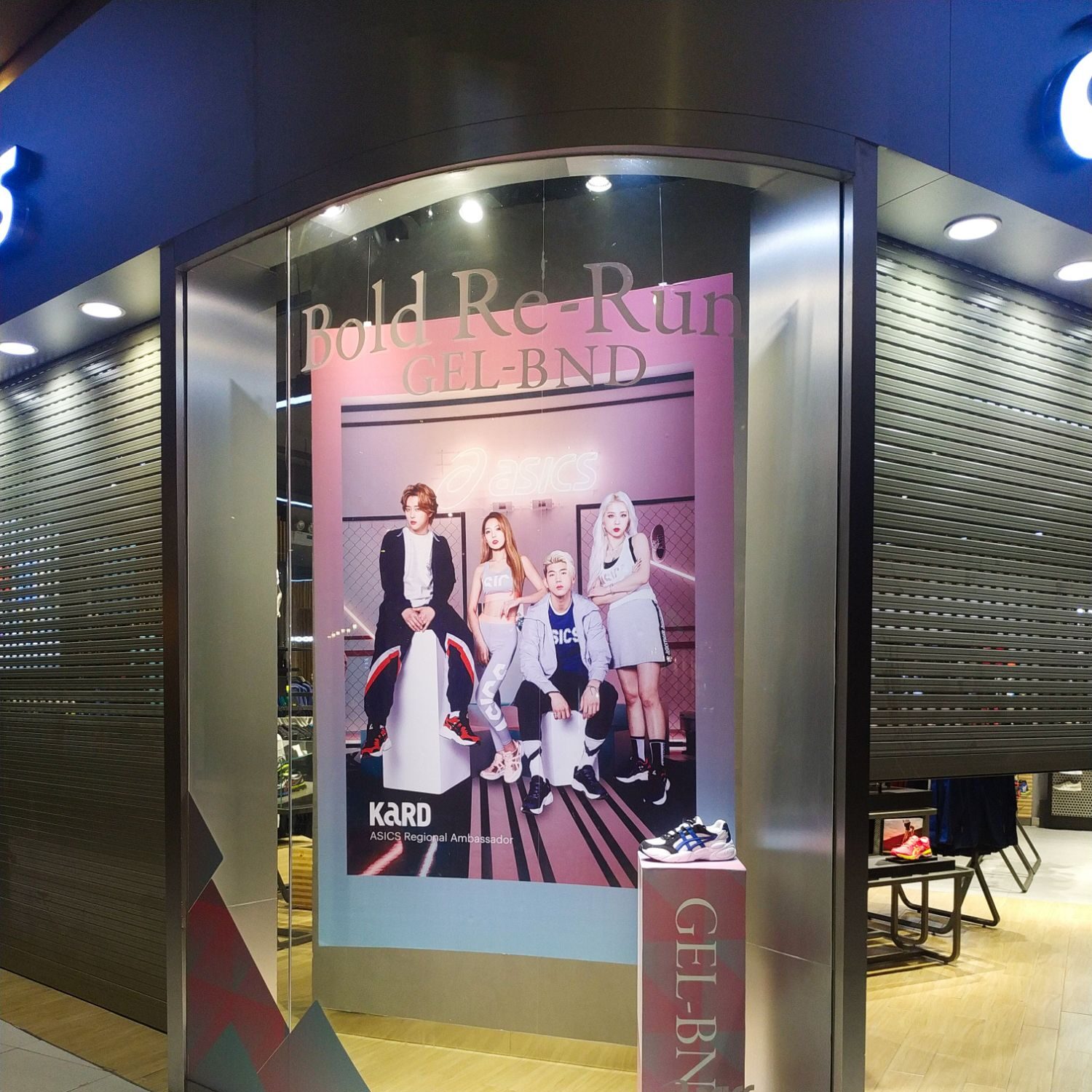 Thi công decal kính quận 7 trang trí gian hàng giày Asics